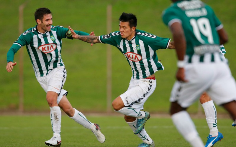 Os jogadores em festa durante o jogo.