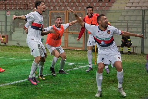 fondi-calcio-vs-cosenza-tip-bong-da-22-3-2018 2