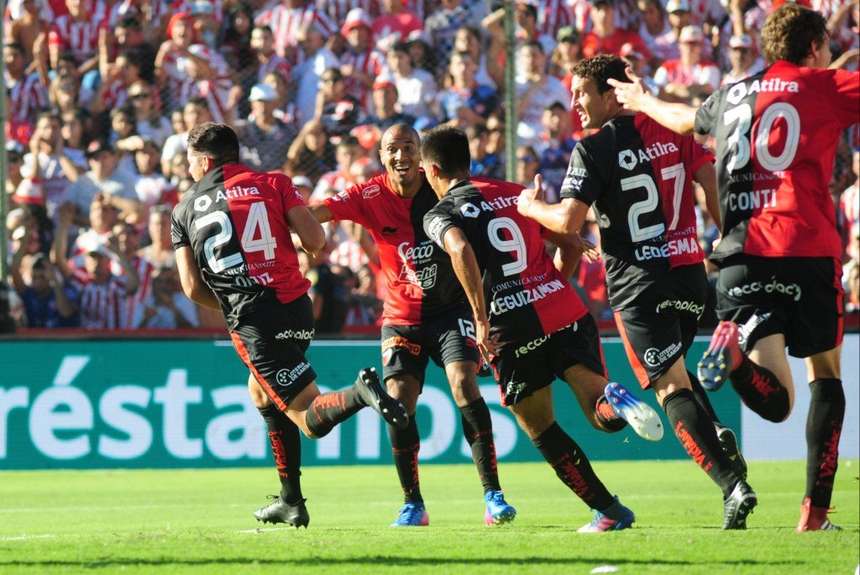 colon-de-santa-fe-vs-newells-old-boys-tip-bong-da-9-10-2018 2