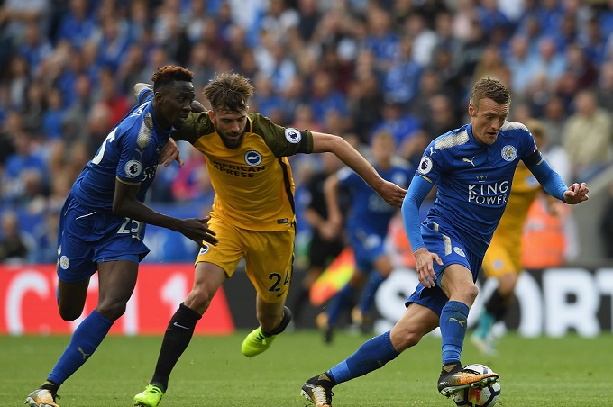 LEICESTER, ENGLAND - AUGUST 19: Jamie Vardy of Leicester City battle for possession with Davy Propper of Brighton and Hove Albion during the Premier League match between Leicester City and Brighton and Hove Albion at The King Power Stadium on August 19, 2017 in Leicester, England. (Photo by Ross Kinnaird/Getty Images)