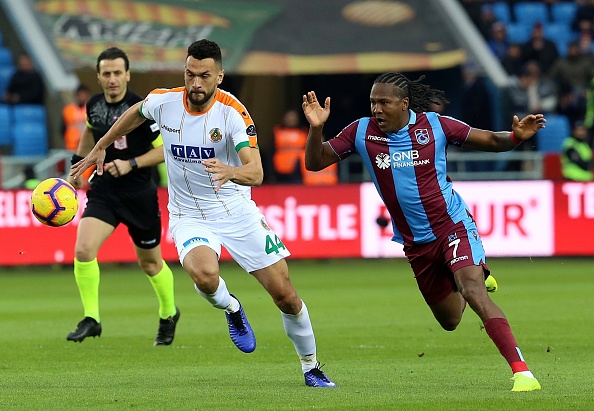 TRABZON, TURKEY - FEBRUARY 17: Rodallega (R) of Trabzon in action against Steven Caulker (L) of Aytemiz Alanyaspor during Turkish Super Lig soccer match between Trabzonspor and Aytemiz Alanyaspor at Medical Park Stadium in Trabzon, Turkey on February 17, 2019. (Photo by Hakan Burak Altunoz/Anadolu Agency/Getty Images)