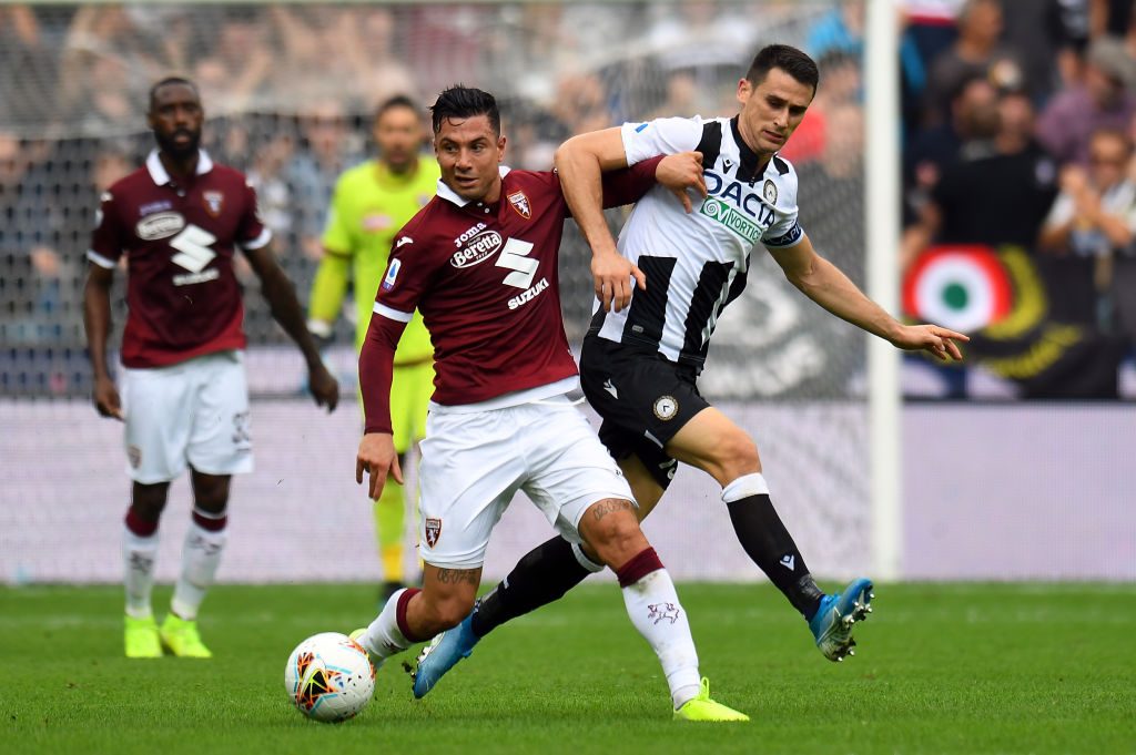 UDINE, ITALY - OCTOBER 20: Armando Izzo of Torino FC competes for the ball with Kevin Lasagna of Udinese Calcio during the Serie A match between Udinese Calcio and Torino FC at Stadio Friuli on October 20, 2019 in Udine, Italy. (Photo by Alessandro Sabattini/Getty Images)