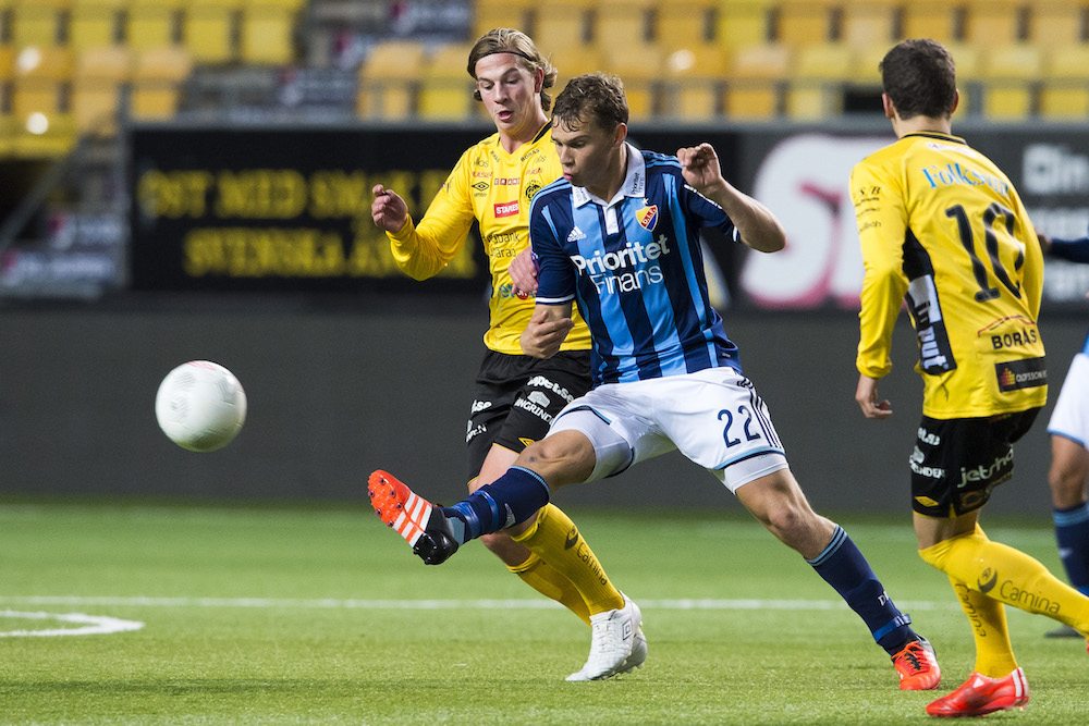 151005 Kamp mellan Djurgårdens Jesper Karlström och Elfsborgs Simon Olsson under en fotbollsmatch i U21 Allsvenskan mellan Elfsborg och Djurgården FF den 5 oktober 2015 i Borås. Foto: Jörgen Jarnberger / BILDBYRÅN / Cop 112