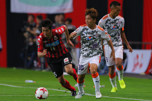 SAPPORO, JAPAN - JULY 01: Shota Kaneko of Shimizu S-Pulse and Naoya Kikuchi of Consadole Sapporo compete for the ball during the J.League J1 match between Consadole Sapporo and Shimizu S-Pulse at Sappaoro Dome on July 1, 2017 in Sapporo, Hokkaido, Japan. (Photo by Ikko Asano/Gigadesign - JL/Getty Images for DAZN)