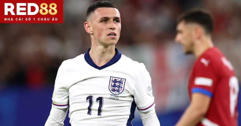 Ashley Cole tiếc nuối với Phil Foden