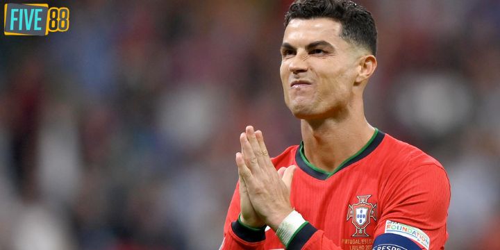 Ronaldo suýt ra đi trong nước mắt