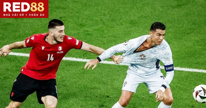 Ronaldo không được hưởng phạt đền dù bị kéo áo trong vòng cấm