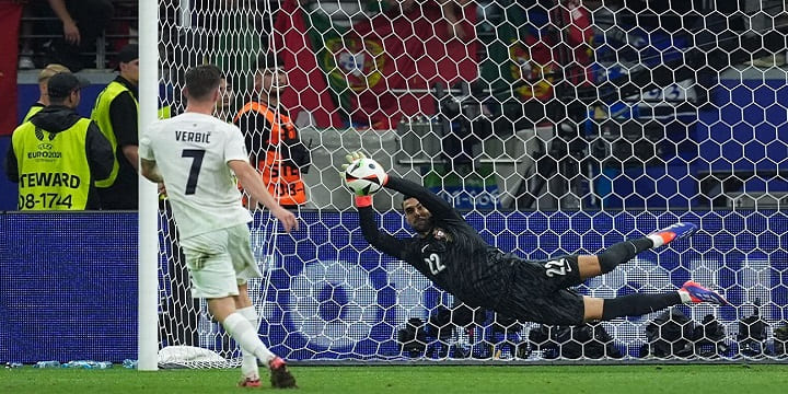 Thủ môn Diogo Costa đã xuất sắc giúp Bồ Đào Nha giành được chiến thắng 3-0 trước Slovenia