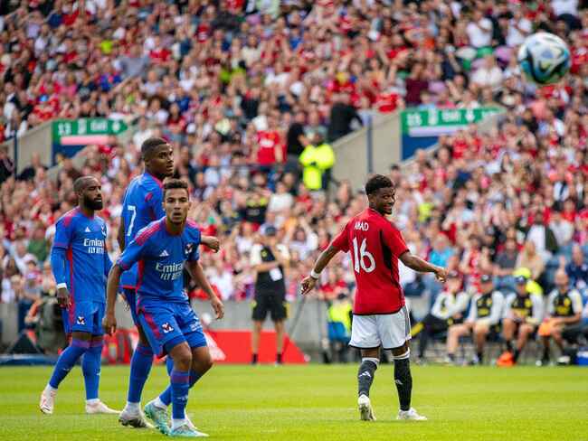 Màn đụng độ Lyonnais vs Manchester United