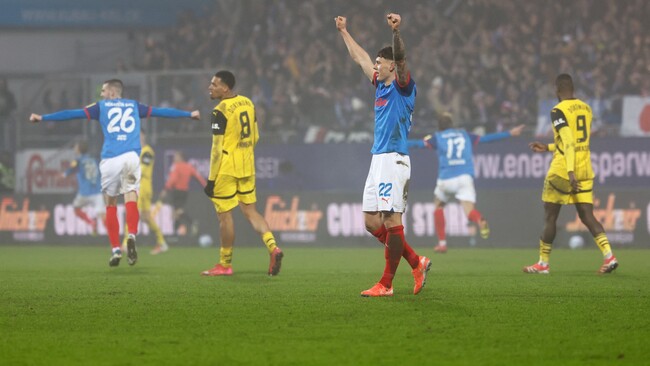 Màn đụng độ Dortmund vs Holstein Kiel
