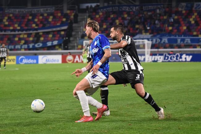 Màn đụng độ Cerro Largo vs Central Cordoba SDE