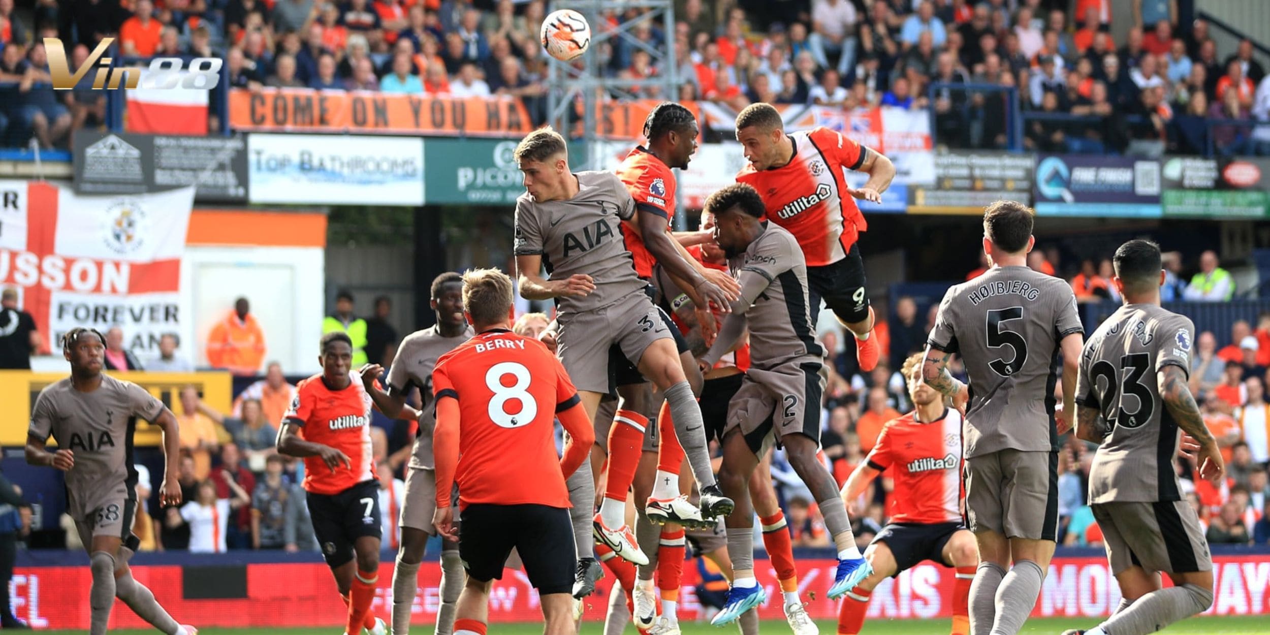 Phong độ ấn tượng của Luton đối lập với Tottenham đang ổn định lại đội hình