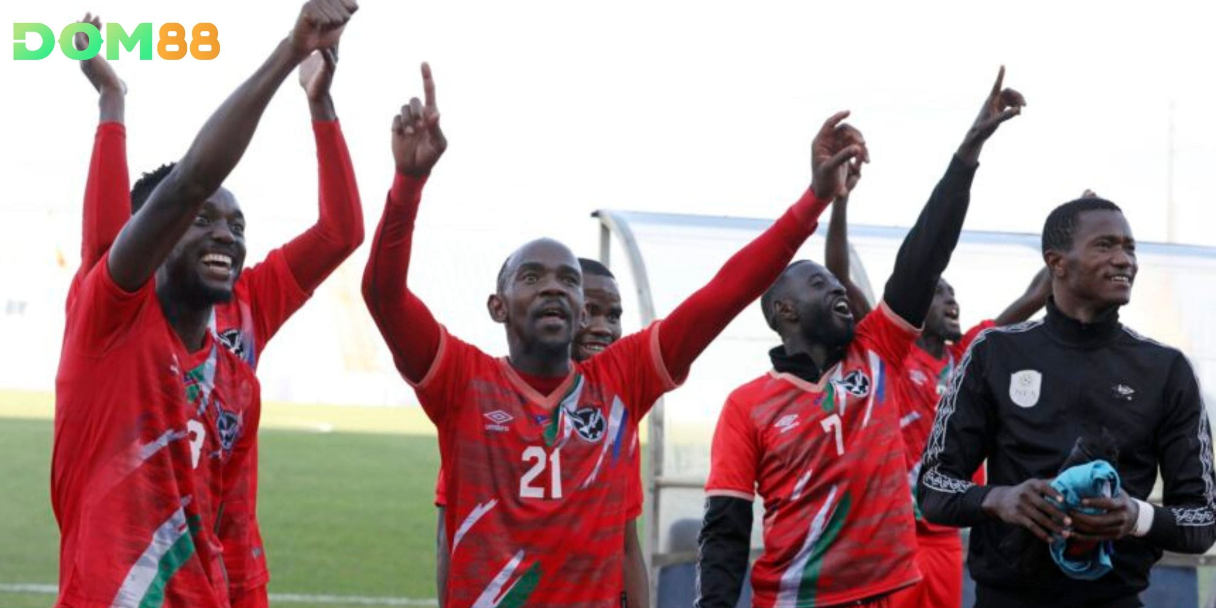 Gambia ra sân với sơ đồ 4-4-2, tập trung vào phòng ngự và phản công nhanh