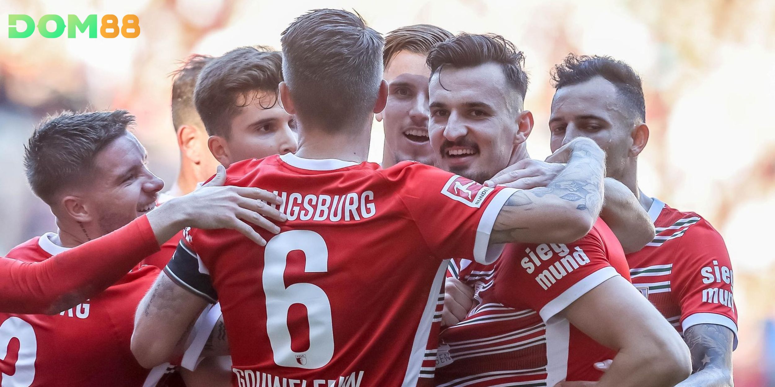 Augsburg ra sân với hệ thống 3-4-2-1, chú trọng sự cân bằng giữa công và thủ