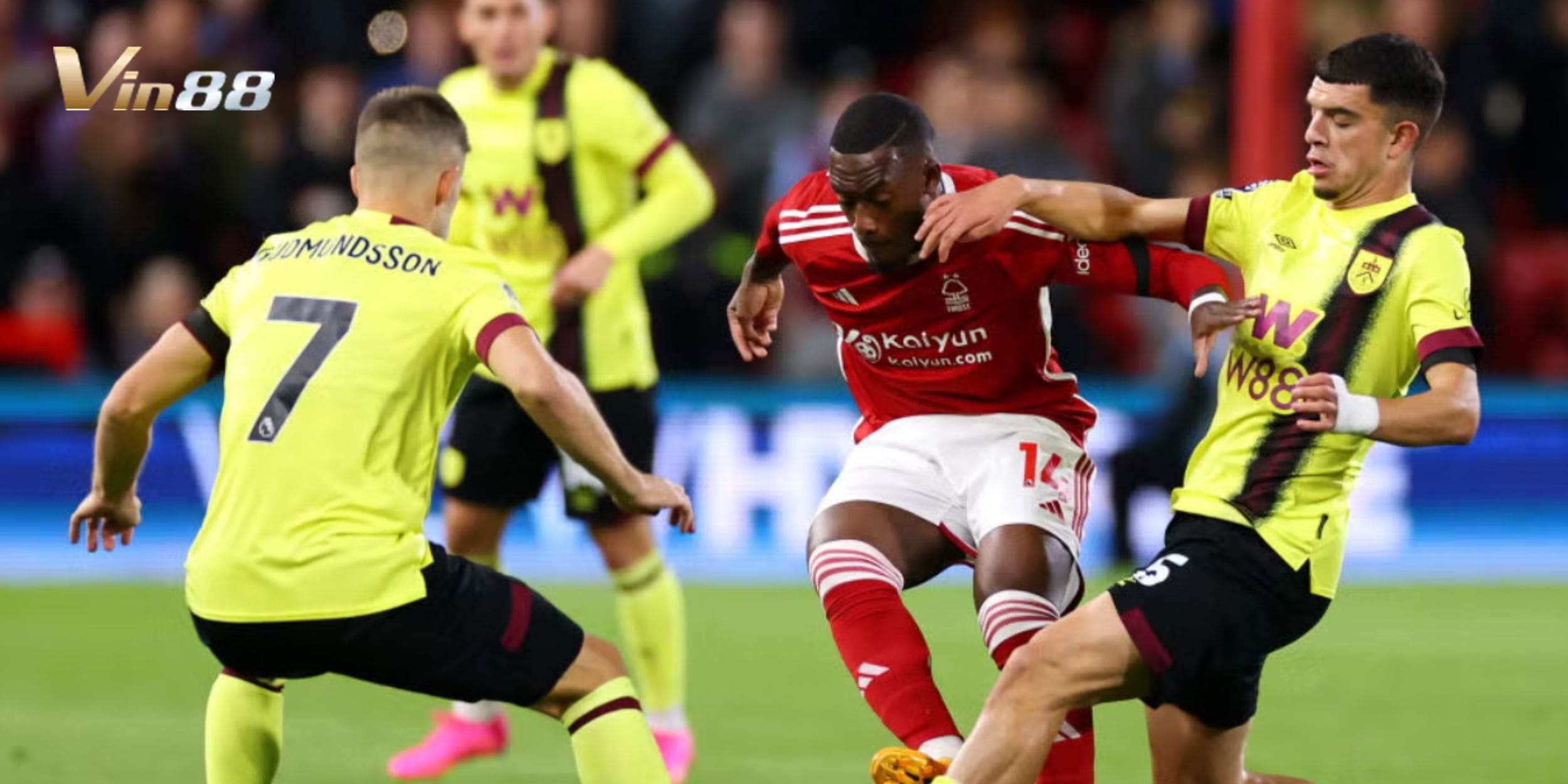 Khoảnh khắc đối đầu căng thẳng giữa Burnley vs Nottingham Forest