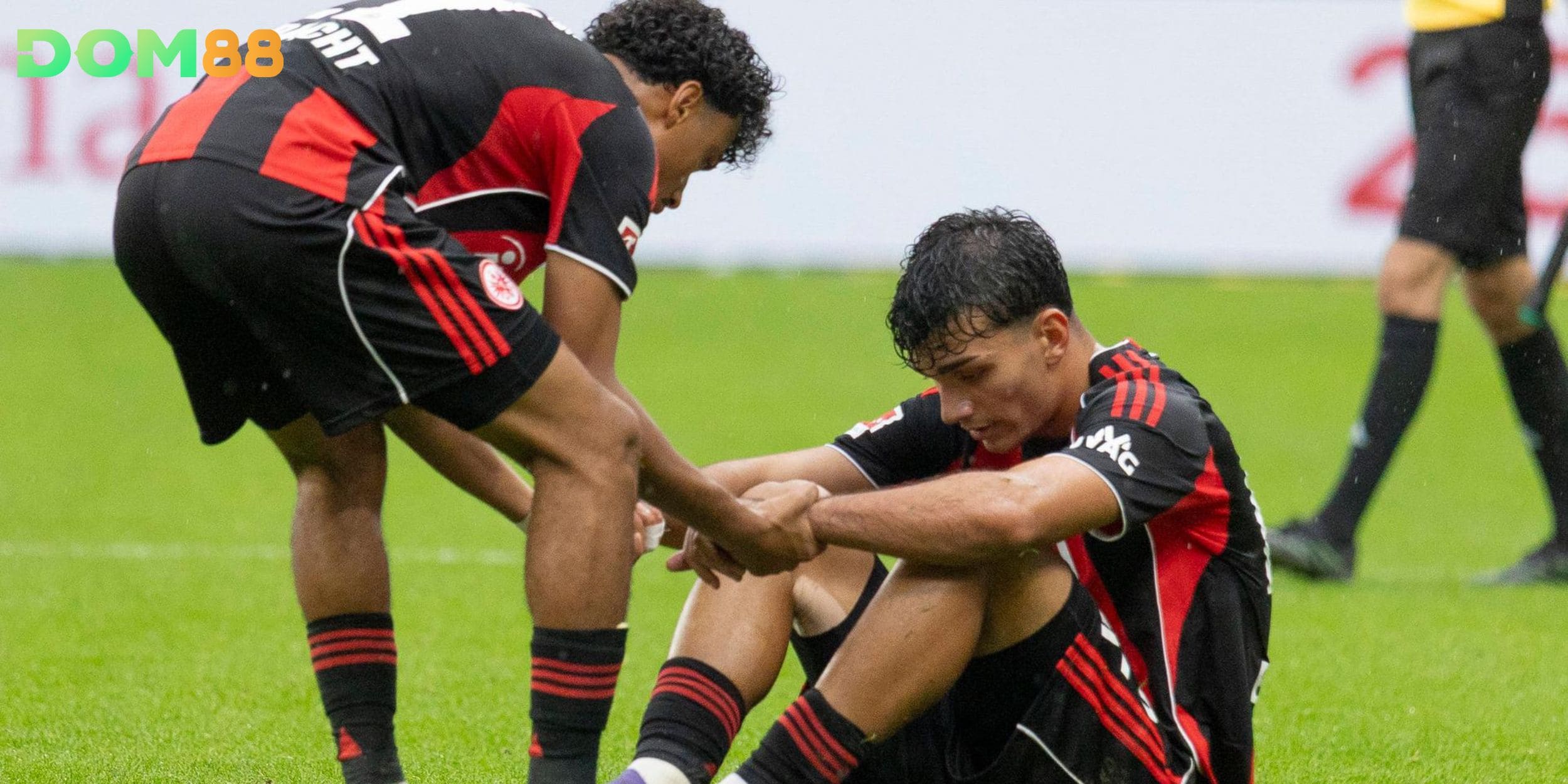Sơ đồ 4-3-3 giúp Frankfurt cân bằng giữa phòng ngự chắc chắn và tấn công biến hóa