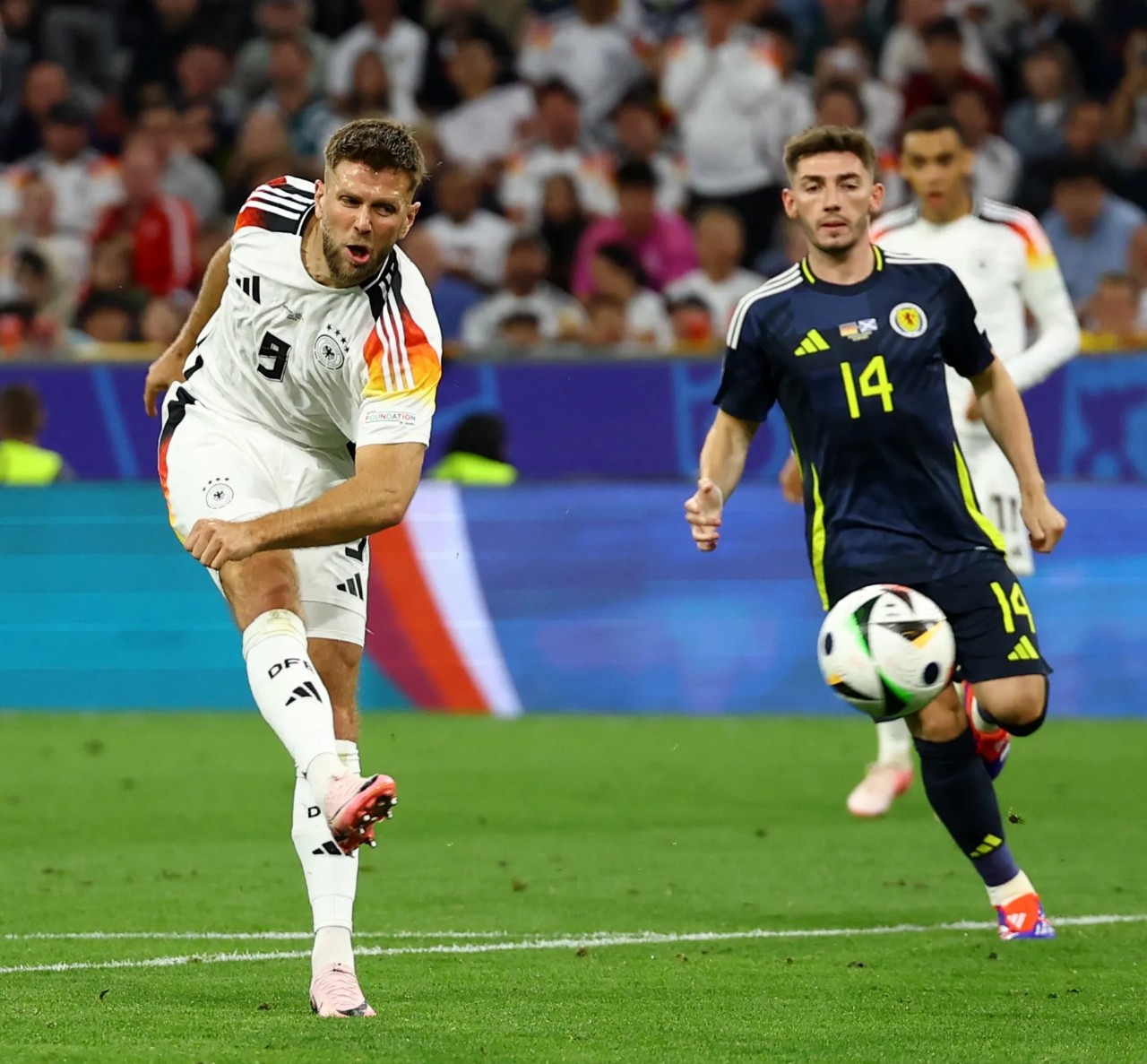 Trước giờ bóng lăn