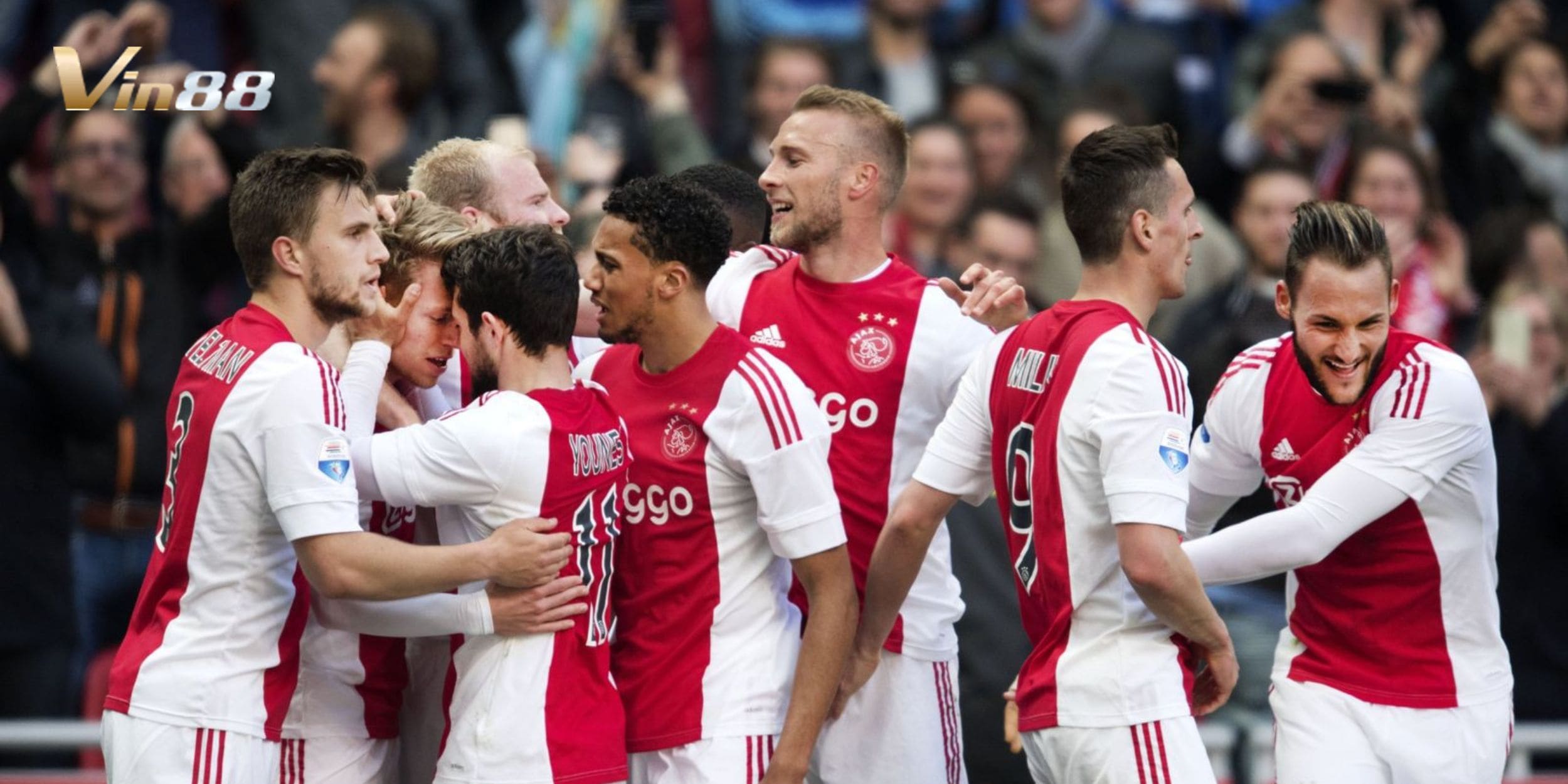 Ajax Amsterdam nhỉnh hơn điểm số nhưng phong độ phòng ngự thiếu ổn định