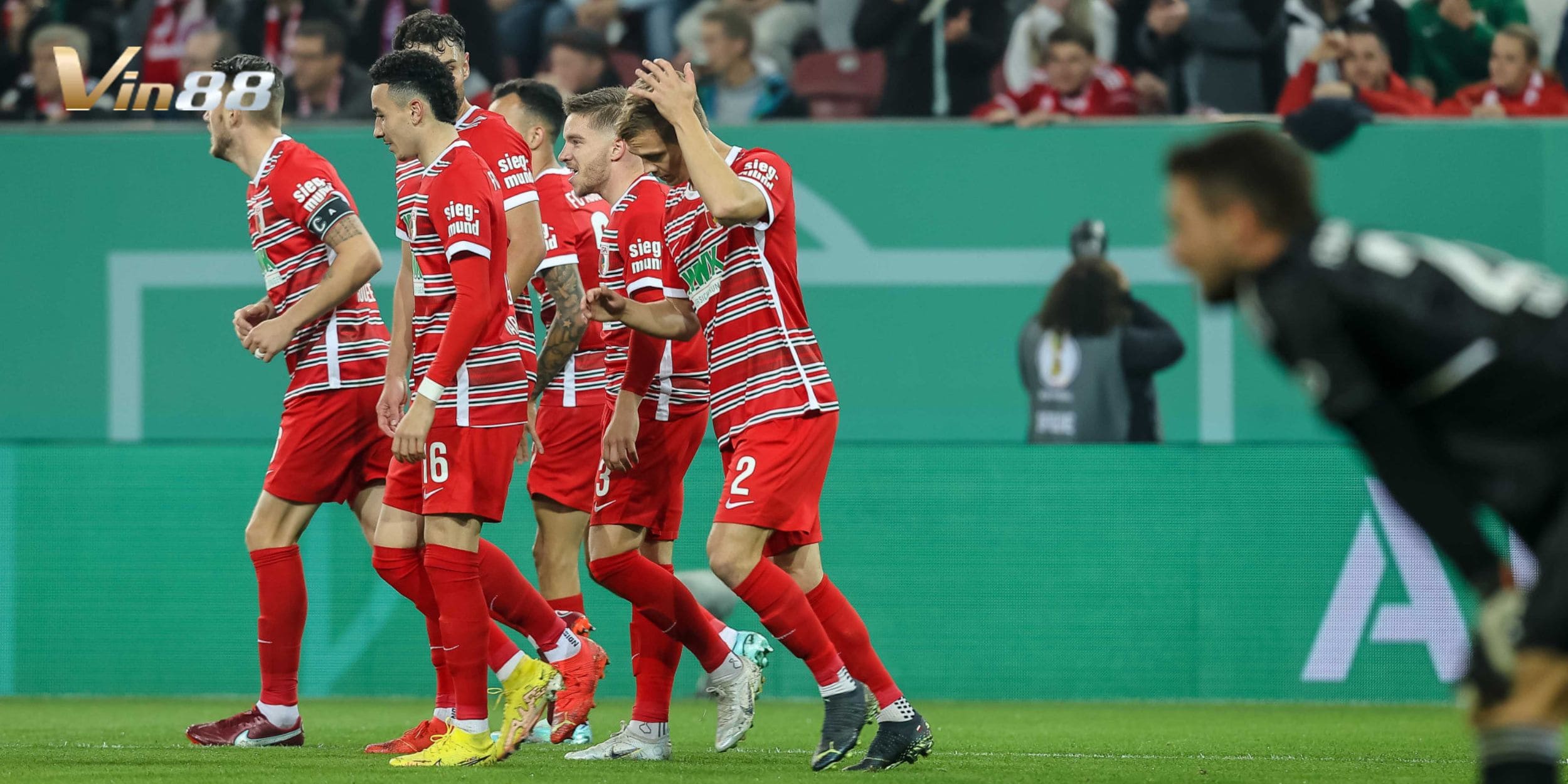 Augsburg đối mặt áp lực trụ hạng sau 14 vòng Bundesliga