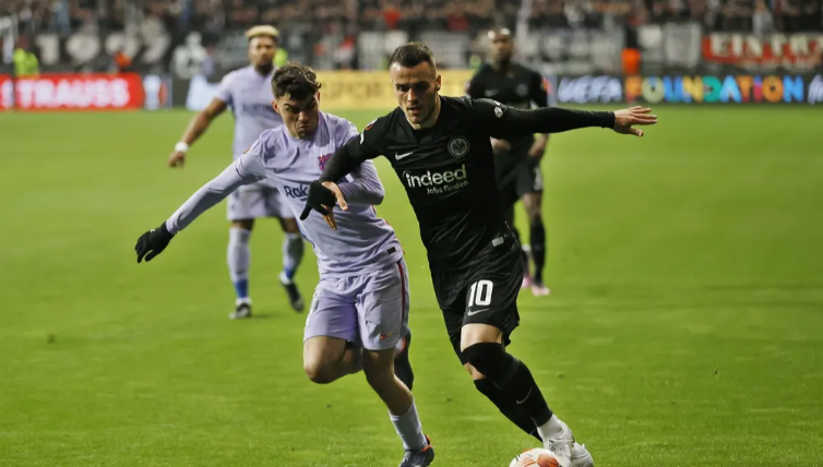 Trước trận đấu Barcelona vs Frankfurt