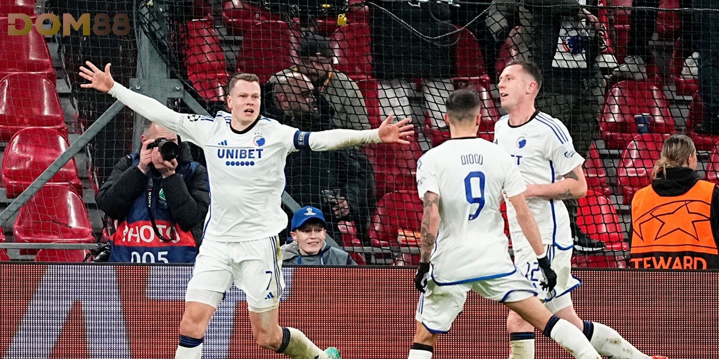 Copenhagen sử dụng chiến thuật 4-3-3-để phòng ngự phản công