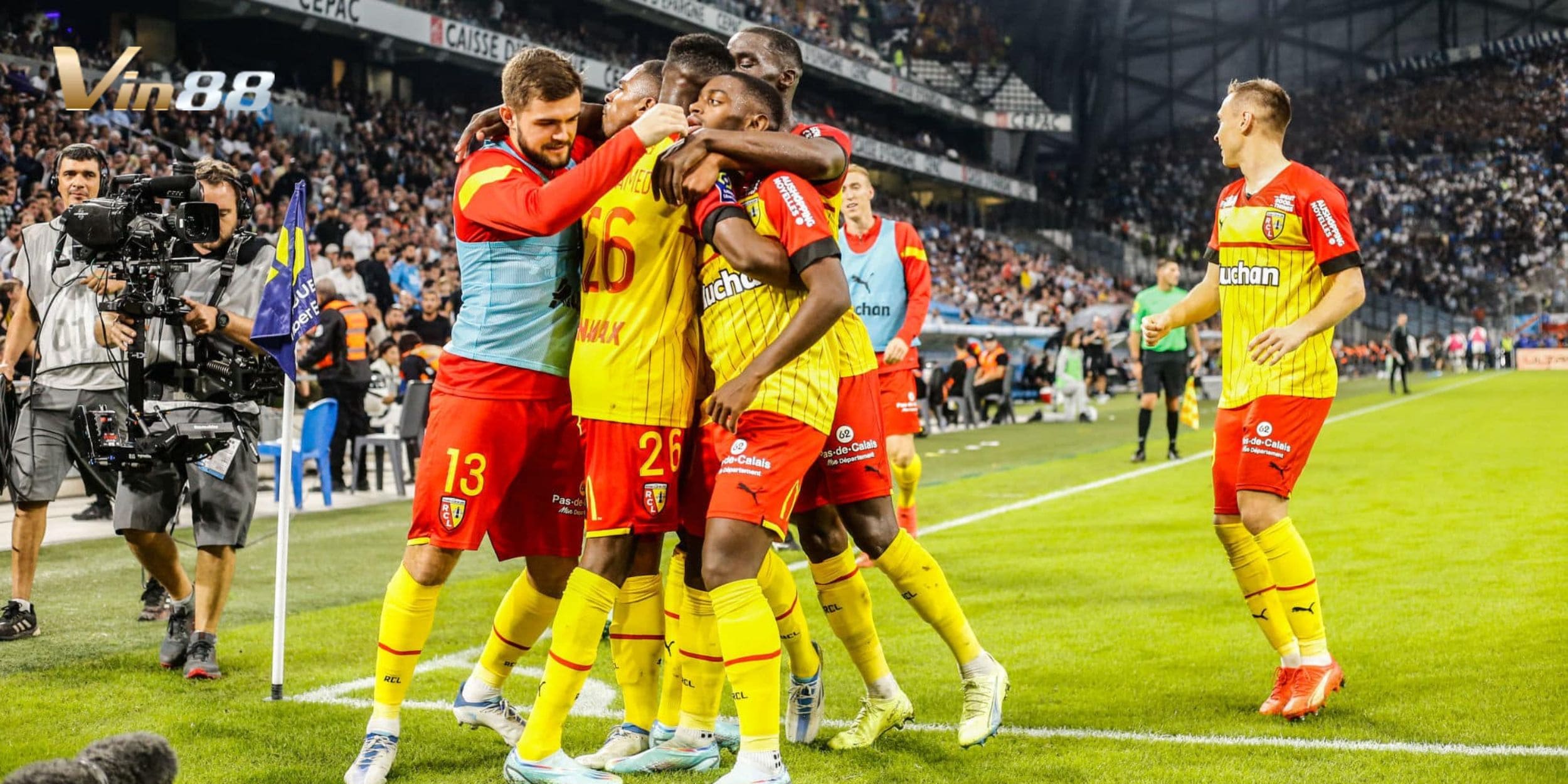 Lens thể hiện phong độ ấn tượng và bám đuổi cuộc đua vô địch