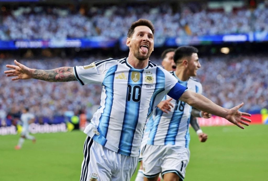 Messi có khởi đầu như mơ với hattrick ngay trận ra quân