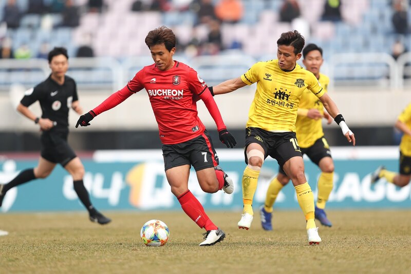 Gangwon FC vs Bucheon 1995 - Vượt lên top 2
