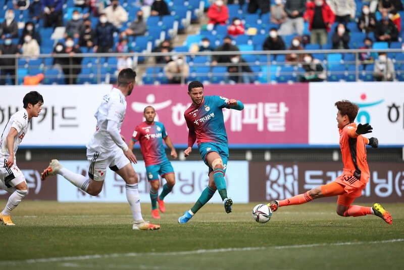 Gimcheon Sangmu vs Daejeon - 3 điểm nhọc nhằn