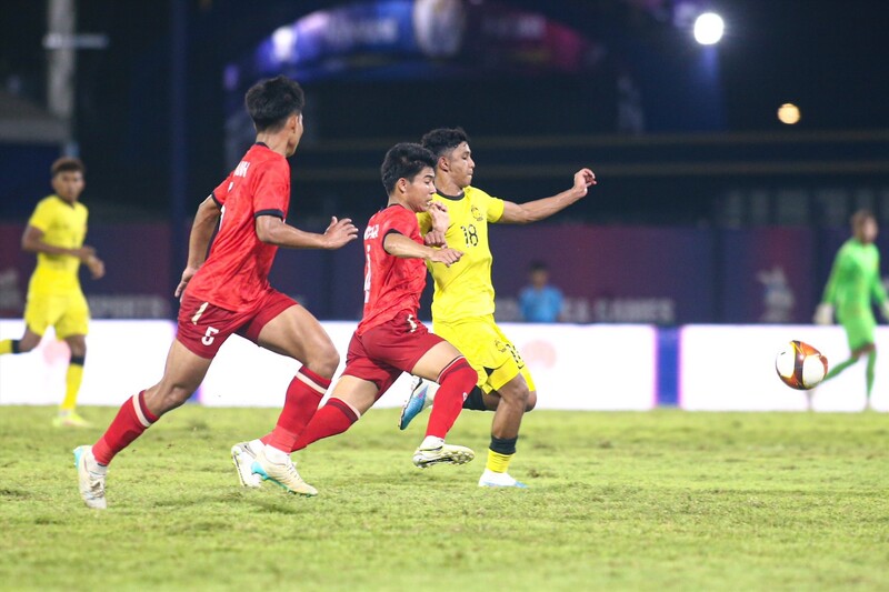 Malaysia vs Lào - Quá khó cho đội bóng Đông Dương